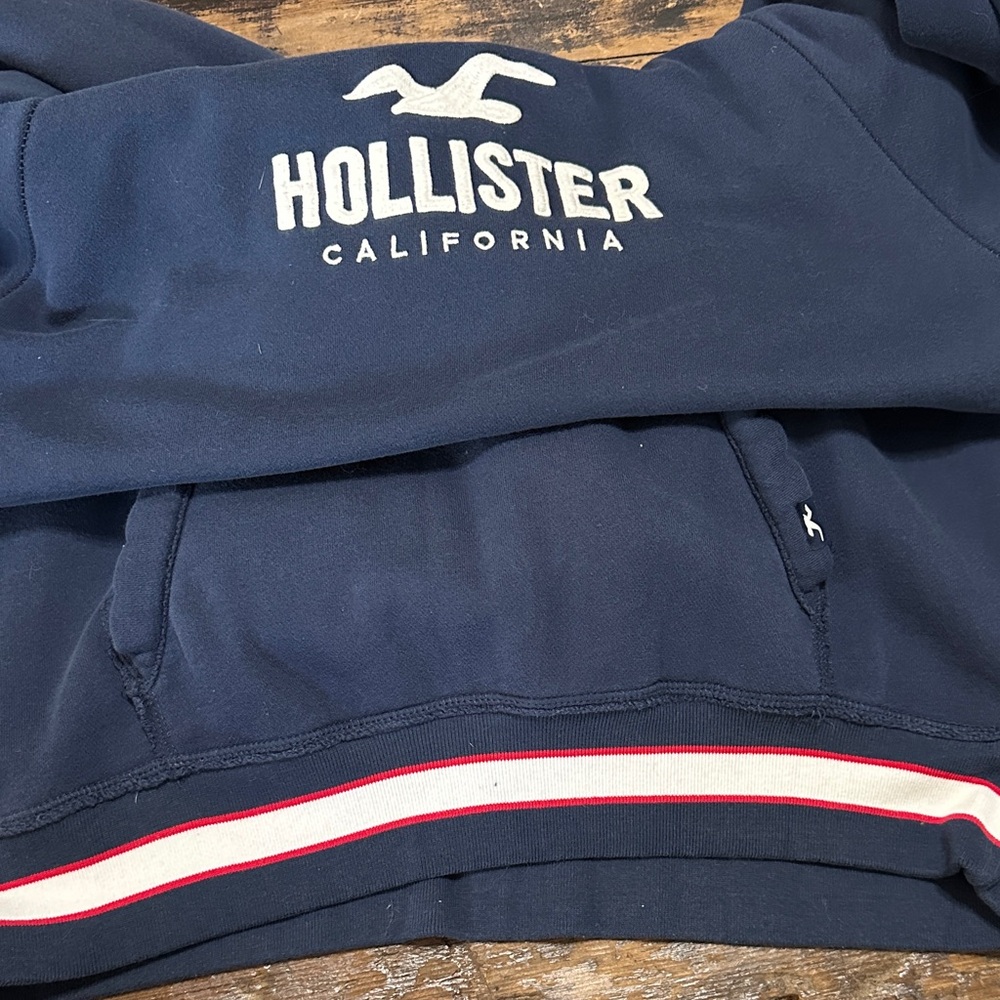 Hollister Men’s Navy Pullover Hoodie with White Logo - Picture 2 of 2